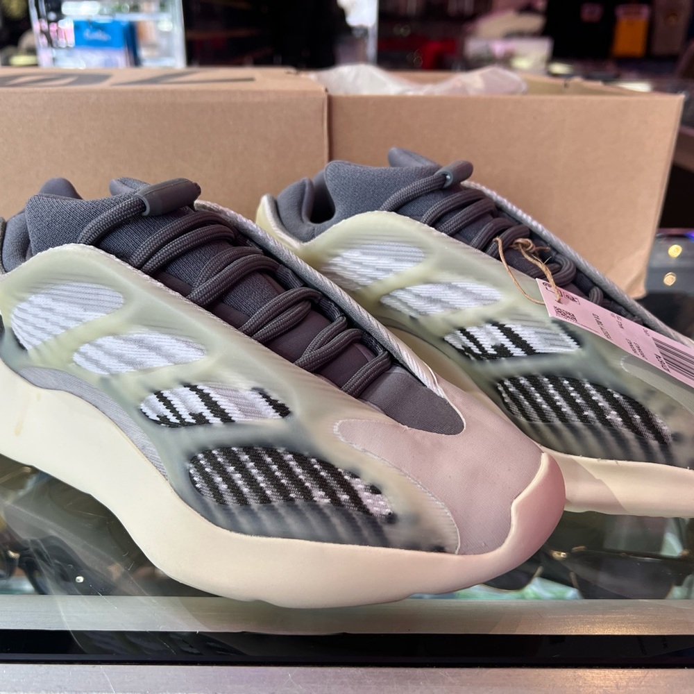 adidas Yeezy 700 v3